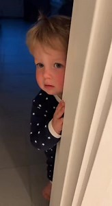 Angst vor dem Dunkeln? Papa tröstet das Baby