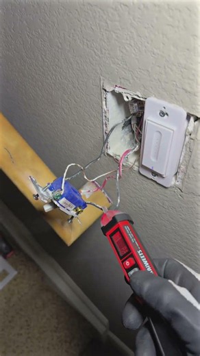 Finding the hot wire on a 3-way switch