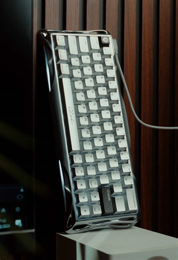 Este es el mejor teclado de Gravastar y uno de los mejores… si no el mejor para gaming Este es el Gravatar Mercury V60 Pro Con sus interruptores patentes los Gravastar UFO, 8K de polling rate, acabados en aluminio y mucha iluminación y diseño futurista, icónico de la marca Ahora está activa la Pre-venta en MM Store, precompra tu teclado V60 Pro y consigue un 20% de dcto Además todos los que pre-compren entran al sorteo por un parlante Gravastar Mars Pro Puedes precomprar y participar hasta el 24