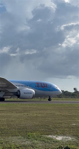 191K views · 2.9K reactions | Welcome in Suriname ☀️ Tui Fly! Operating on behalf of Surinam Airways - ✈️ Boeing 787-8 Dreamliner, REG. PH-TFM Did you catch the pilot waving? #suriname #PBM #SurinamAirways #slm #tuifly #boeing #boeinglovers #boeing787 #dreamliner #amsterdam | 597aviation | Facebook