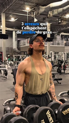 3 erreurs qui t’empêchent de perdre du gras 👇 ❌ Tu ne prends pas en compte ton huile de cuisson! Ça l’air niaiseux mais une cuillère à soupe = environ 120 calories. Et souvent, on en met plus qu’on pense… ✅ Solution: huile en spray! (Tu en mets une plus petite quantité) ❌ Tu bois tes calories. Café latté, jus, smoothie, alcool… ça s’accumule vite. Y’a aucun problème avec ça, c’est juste que ça fait monter tes calories sans pour autant créer un effet de satiété. Calories augmente, ta faim reste 