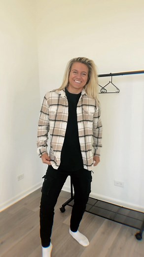 1.7K reactions · 12 shares | HAPPY THANKSGIVING 旅 black friday is here and this outfit is all discounted!!! flannel: $25 originally $50 cargos: $36 originally $60 tee: $14 originally $19 I linked the entire outfit in my LTK, which is linked in my bio. just scroll down to the “shop my outfits” button and you’ll find this full fit  wearing small flannel, medium tee, & xs cargos!! hope everyone has a great day with their family! 﫶 | Ellen Nieman Fitness | Facebook