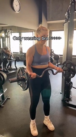 Wie hält man diese Hantel?? #fyp #gym #confidence #comfortable #bra #sportsbra #gymgirl #biceps #pump #upperbody #fit #fitness #lifting #gymtok #imfeminine #everybodyisbeautiful #germany #gymbro #berlin #fitxberlin #jim #fitx #fitxcrew