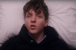 Lirik Terjemahan Lagu death bed (coffee for your head) - Powfu ft. beabadoobee - Sonora.id