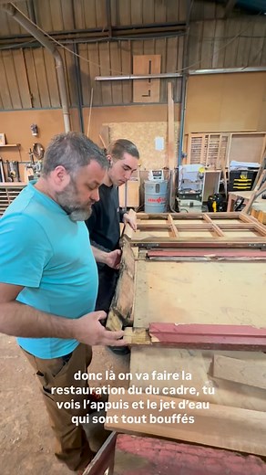 🎥 Restauration d’une fenêtre classée Monument Historique Dans cette vidéo, Matthieu vous présente les différentes étapes de la restauration d’une fenêtre d’époque, classée au titre des Monuments Historiques. 👉 Un travail de précision où chaque élément abîmé par le temps a été purgé du bois vert et moulu, puis reproduit à l’identique grâce à nos techniques traditionnelles d’assemblage et de réparation. Un savoir-faire rare, au service de la préservation du patrimoine et de l’excellence artisana
