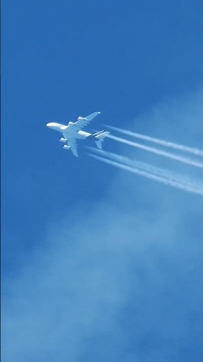 🇩🇪 Lufthansa Airbus A380 at 39,000ft 😮✈️ #airbus #aviation #planespotting