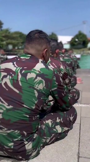 Military Swimming Techniques Demonstrated