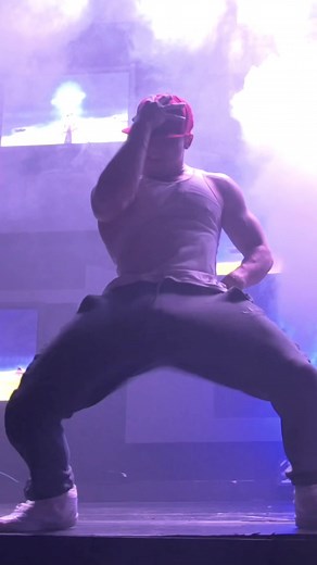 ‘Vibrating hip thrusting’ - learn this move at www.adonisdanceacademy.com #dance #maledancers #magicmike #malestrippers