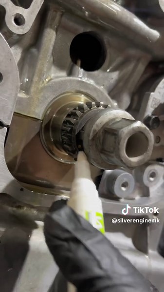 Installing timing chain on Hyundai i30 1.4i . . . . . . . . . #fyp #fypシ #hyundai #engine #timinigchain #petrol #cars #mechanic #mechaniclife #mehanika🔧🔩🛠 #balkan #macedonia🇲🇰