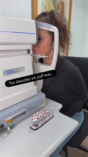 💨👁️Let’s talk about the dreaded air puff test! You know the one — that sneaky little puff of air that makes everyone blink or jump? It’s called non-contact tonometry, and it’s used to measure the pressure inside your eye (interlocutor pressure). That’s an important part of checking for glaucoma and keeping your eyes healthy! 🕶️ But here’s the good news…🥳 At Crane Optical we DON’T do the air puff test! Instead we use a gentler, more precise alternative — the Goldmann applanation, which measur
