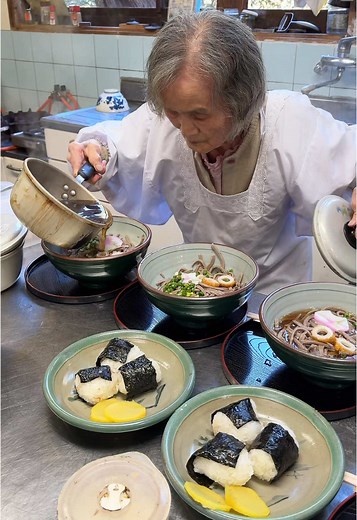 98歳のヨシばあちゃんが切り盛りする秘境食堂🍜 【そば茶屋】 ◎そば 600円 おにぎり 300円 ヨシばあちゃんが毎朝手打ちで作るおそばが食べられるお店！ 徳島を代表する観光地