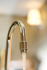 How to Remove Scratches From a Polished Chrome Faucet