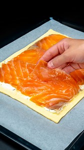 602K views · 4.7K reactions | Il famoso antipasto di pasta sfoglia che sta conquistando il mondo Ingredienti pasta sfoglia: 800 g crema di formaggio alle erbe: 200 g salmone affumicato: 200 g uova: 1 pz semi di sesamo bianchi: 6 g sale: 2 g La salsa burro: 80 g aglio: 10 g farina: 25 g panna da cucina: 200 g prezzemolo: 20 g parmigiano: 50 g pepe nero: 1 g | Saporito.tv | Facebook