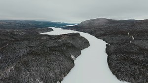 Le Saguenay–Lac-Saint-Jean, le véritable paradis de la motoneige! ❄️ Avec ses 300 cm de neige reçus en moyenne chaque année, c'est le terrain de jeu rêvé pour tous les amateurs de ce loisir hivernal! Les 3 800 km de sentiers entretenus et les paysages enneigés n'attendent que vous! On se voit dans les sentiers?🌲 https://saguenaylacsaintjean.ca/decouvrir-le-saglac/experiences-distinctives/plaisirs-dhiver/paradis-de-la-motoneige | Tourisme Saguenay-Lac-Saint-Jean