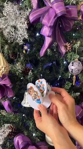 ✨【校際交流專屬紀念扇】✨ 大橋國小家長會特地為這兩週與屏東琉球國小、宜蘭大同國小的校際交流活動，精心製作了專屬紀念扇，象徵緣滿的祝福與善意。🌬️💖 由家長會發想的扇子，黃群哲主任 用心構思以代表大橋風格的圖案創作，將祝福化為孩子們手中最美的紀念。 扇子寓意「團圓美滿」、「扇出好運」，象徵前程開展、合作順利，也代表著彼此之間的友誼與支持。同時，也寄託了平安健康的祈願——願所有孩子與老師在學習旅程中都能順風順水。💫 這份小小的禮物，不只是紀念，更是一份真摯的心意。願我們的交流更加豐富，情誼更加深厚，讓這段相聚化成最珍貴的回憶。💜 #校際交流 #大橋國小家長會 | 臺北市大橋國小家長會