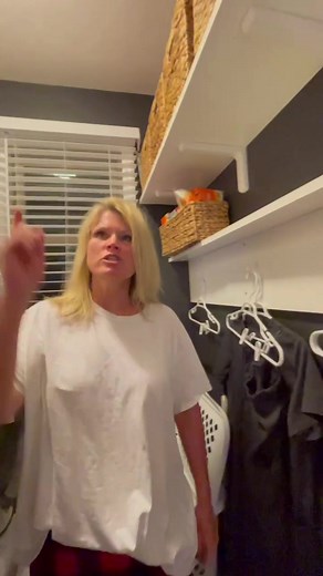 I think moms over laundry! #fyp #foryoupage #foryou #laundry #cloths #grown #funny #comedy #entertainment #fight