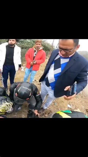 biker ki rong side jaane ki vajah se piche se Aakar dusre bike wale Ne Takkar maar ke crash Kar Diya