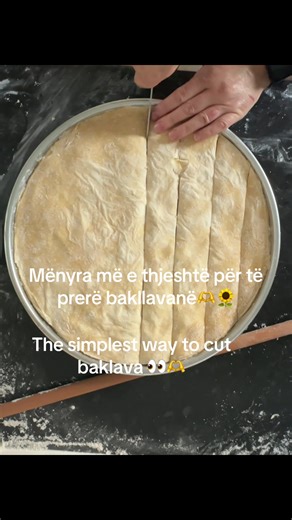The simplest way to cut baklava 👀 🫶🌻 #baklava #asmrfood #ramazan #tiktokviral #shqiperi