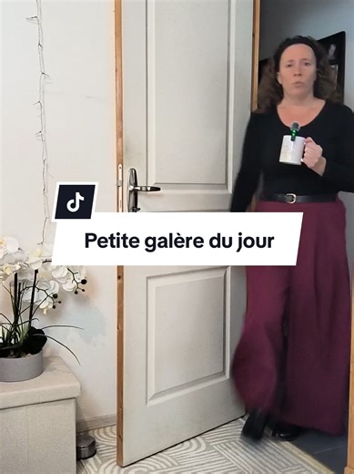 petit stress du jour 😅 quand tu n'as plus d'étiquettes mais que les pépites n'attendent que ça ! heureusement, commande reçue à temps. on peut reprendre le travail sérieusement... avec un bon café ! ☕️🏷️ #viedentrepreneuse #organisation