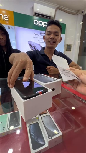 PSTORE NEW on Instagram: "Iphone primadona cuma diharga 2jtaan‼️😱 sudah INCLUDE charger ori,casing premium,antigores dan banyak bonusan lainnyaaaa 🥳🤩 temen temen online lagi cari iphone apaa ?? COD satset bareng mimin 085714189506"