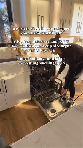Most people don’t realize dishwashers have a filter that needs cleaning, but it’s one of the biggest causes of cloudy dishes and weird smells 👀 Here’s how to clean it: 1️⃣ Remove the filter at the bottom (it usually twists out) 2️⃣ Rinse it under warm water to remove food particles 3️⃣ Place a cup of white vinegar on the top rack and run a hot cycle That’s it, no scrubbing, no fancy cleaners. Do this every month or so to keep your dishwasher running efficiently and your dishes actually clean ✨ 