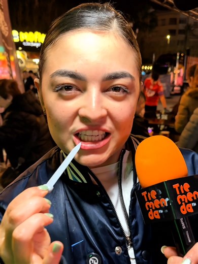 La entrevistadora… ¡entrevistada! 😭🎤 Plot twist que nadie vio venir. Y es que en esta vida todos necesitamos una @mardelArts que nos suba el nivel ✨📈 Ella dice que se va a comer unas cuantas… 🍔🍔🍔 (hamburguesas, tranquilos 😌). Y si sobra algo, siempre queda la espada de @The VicBros Burger ⚔️ para el “detallito” deluxe de este año 😏🦷 Nivel de icónica: desbloqueado 🔓🔥 🎤 @cantante_lorca_murciano 📍 @TheChampionsBurger #Championsburger #Murcia #TremendaFM #Radio #Hamburguesas