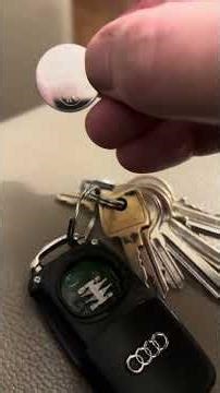 Audi A3 / Audi A4 / A6 / A8 changing the battery in the car key, older style Audi key #audi #car