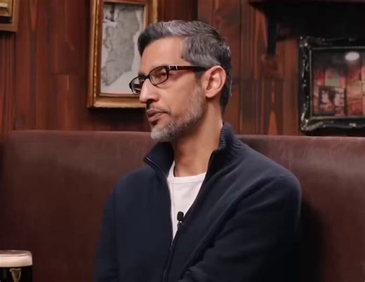 🔥🎯 Google没有讲AGI，但Sundar Pichai用1800亿美元给了答案没有宏大叙事，没有时间表，也没有“AGI即将到来”的宣言。Sundar Pichai 只说了一件事——资本开支从300亿美元，拉到了约1800亿美元。这不是一个判断，这是一个结论。这种级别的投入，不是“可能会发生”，而是“已经看清方向”。真正的变化，不在话语，而在动作。当其他AI公司还在讨论路径、定义和时间线时，Google 已经开始铺路。钱本身，就是最直接的表达。更被忽略的一点，是Pichai提到的那句话：Demis Hassabis、Jeff Dean、Ilya Sutskever、Dario Amodei，曾经在同一个地方工作。今天几乎所有主流AI机构的核心人物，都可以追溯到同一段历史。这意味着什么？市场叙事是“Google在追赶”。但人才路径更接近另一个结论——它是源头之一。所谓“落后”，更多是一种表象，而不是能力问题。Sundar Pichai 也直接表达过，他不认同“Google不理解AGI”的说法。这并不意外。因为Google的选择，从来不是讲故事，而是做基础设施。初创公司需要讲AGI