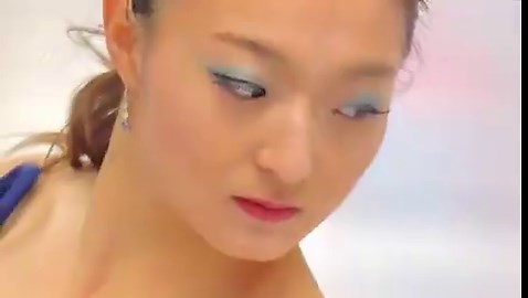 プラハの夜空に、優雅な旋律が響き渡る——。今季世界最高の79.31点。 坂本花織選手、現役最後の世界選手権ショートプログラムで、完璧な輝きを放ち、首位に立たれました。「Time to Say Goodbye」を滑るその姿は、ただの演技ではなく、感謝と別れの美しさそのもの。 ジャンプの切れ味、スピンの深み、そして何より、氷の上に咲く大人の余裕と強さ。 観客の息を飲み拍手が波のように広がる瞬間、心が震えました。フリーでは、すべてを込めて。 花織選手、ミラノオリンピックでの涙、そして皆に伝えた「ありがとう」の先にある栄光を、心から願っています。🌹⛸️#坂本花織 #世界フィギュアスケート選手権 #プラハ2026 #TimeToSayGoodbye