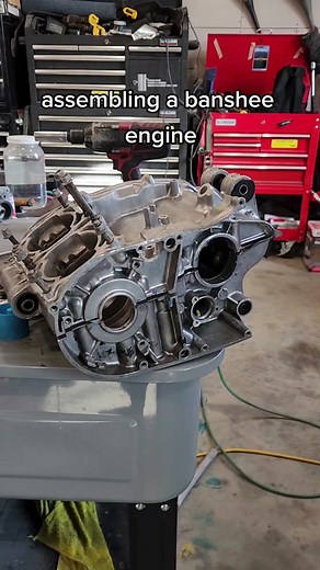 assembling a 2 cylinder 2 stroke yamaha banshee 350 engine #enginerebuild #engine #2stroke #2cylinder #interesting #diy #yamahabanshee #banshee #KAYKissCountdown #fyp #howto #yamaha #yamaha2stroke