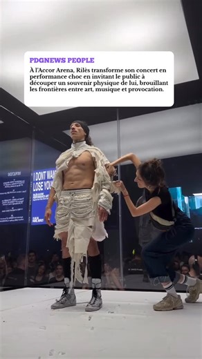 Pdgnews_people on Instagram: "RILES DÉPASSE LE CONCERT ET TRANSFORME SON CORPS EN SOUVENIR ▶️À l’Accor Arena, le rappeur demande au public de le découper… littéralement Jeudi soir, à l’Accor Arena, Rilès ne donne pas un concert. Il orchestre une performance. En plein live, devant des milliers de fans médusés, l’artiste invite certains spectateurs à monter sur scène avec… une paire de ciseaux. Objectif : couper un morceau de ses vêtements, voire de ses cheveux, pour repartir avec un souvenir phys