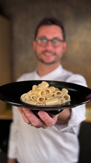 Luca Di Martino on Instagram: "Con cosa fa colazione, Guido Mori la mattina? PS ti vogliamo bene 😊 #prokitchen #ilmori #colazione #sfogo 📍contenuto girato presso @bsd_spa flagship store"