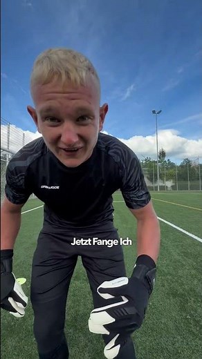 Professional goalkeeper tests the new ModernGK gloves 👀🧤 #gripmode #goalkeeper #football