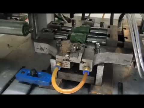 Column-type dual-station cylinder-free wax injection machine