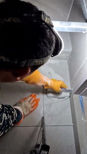 タイル目地を美しく仕上げるコーキング作業