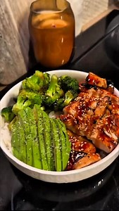 🍲 Bowl Rapid cu Pui, Orez & Avocado 👉 Dacă vrei zilnic astfel de idei rapide & sănătoase, nu uita să dai LIKE, SAVE și un REPOST la o prietenă care caută inspirație! ❤️ ⸻ Ingrediente (1 porție – ~450 kcal): • 60 g orez basmati crud (aprox. 150 g gătit) • 120 g piept de pui la grătar • 50 g avocado • 100 g legume la alegere (ardei, dovlecel, broccoli, morcov etc.) • 1 linguriță (5 ml) ulei de măsline • Sos Sriracha sau chili (după gust) • Sare, piper, condimente după preferință ⸻ Mod de prepara