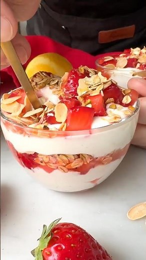 Strawberry Yogurt Parfait (Overnight Breakfast)