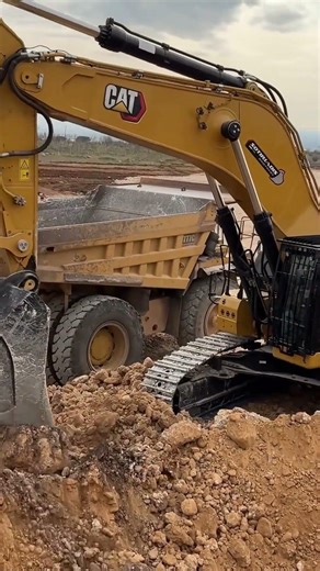 Hitachi D5K: Compact Bulldozer Dominance! 💪