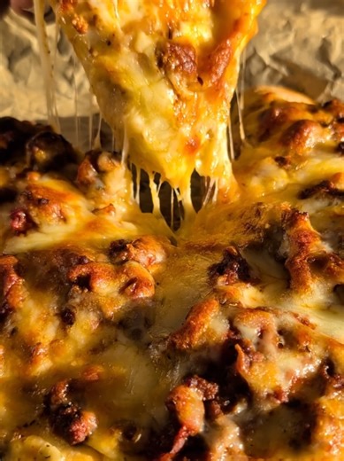 STUFFED LASAGNE TORTILLA TRIANGLES 🍅 Fancy lasagne with a twist or do you have any leftover Bolognese? It looks like a pizza and everyone gets individual portions! Take your lasagne game to a whole new level in just minutes for the whole family to enjoy, works so well for playdates too! • Cut 6 tortillas in half, mini or regular size. • Spread each piece with your lasagne layers - white sauce, grated cheese and beef mince cooked in a Ragu sauce. • Fold twice into a triangle and put it all toget