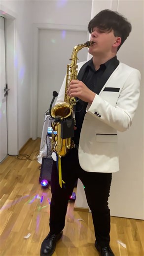 Finishing the day with some sweet 2010s dancing music #despacito #saxophone #saxophonecover