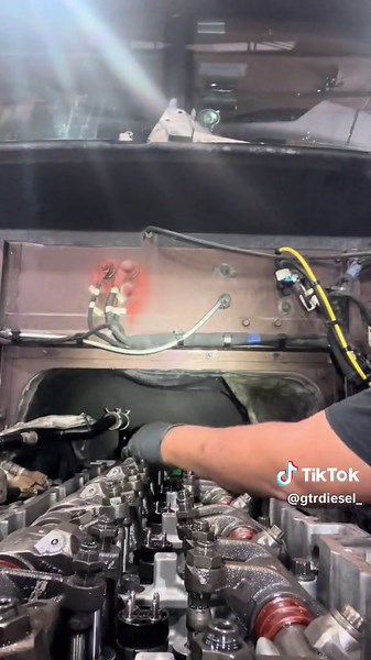 DD15 Cam Housing Torquing #dd15 #dieselmechanic #freightliner #westernstar #overhaul #detroit #ghg17 #overhead