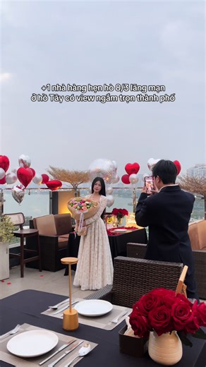 8/3 hẹn hò ở đâu vừa lãng mạn vừa sang trọng? Tham khảo ngay không gian nhà hàng tầng thượng view hồ Tây của Love St nhé!