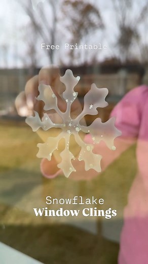 Comment SNOWFLAKE for a link to grab this FREE PRINTABLE! Materials needed to make window clings: ❄️White school glue @elmers ❄️Glitter ❄️Snowflake template ❄️Gallon-size resealable bag How to: 1. Slide the free printable template in the resealable bag. 2. Trace the lines of the snowflake with your white school glue. 3. Sprinkle glitter onto it if you want to. 4. Let it dry overnight. 5. Once dry, remove the snowflake, but avoid touching the back side. 6. Once removed, stick it to the window. Ha