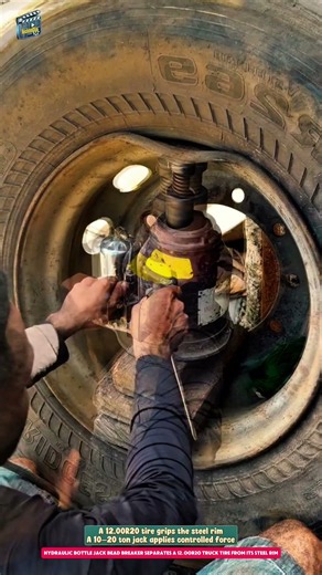 Hydraulic Bottle Jack Bead Breaker Separates a 12.00R20 Truck Tire from Its Steel Rim