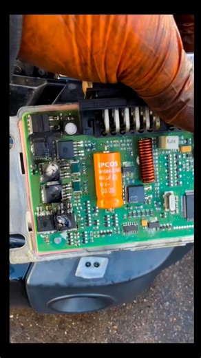 🚙 Land Rover Transfer Case Module Failure?This customer came in with warning lights and drivability issues — we quickly diagnosed the fault and successfully reprogrammed the transfer case module right here at Solent Motor Services.If your Land Rover is showing similar symptoms, we’re here to help.📞 02392 450201#LandRover #TransferCase #4x4Repair #SolentMotorServices #Havant #CarRepairs #DiagnosticSpecialist #LandRoverLife #AutoRepairUK | Solent Motor Services