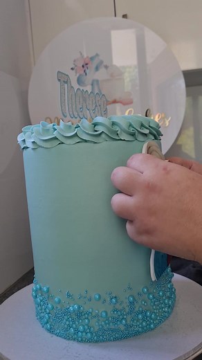 Frozen themed cake #fyp #dessert #cakedecorating #cake #buttercream #colourmill #birthday #decorating #birthdaycake #frozen