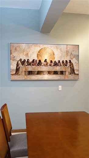 Comente “eu quero” Quadro Santa Ceia Dourada, do artista Gonzalez Uma interpretação marcante da Santa Ceia, em que Jesus ocupa o centro da composição, cercado pelos discípulos reunidos à mesa. O grande círculo dourado ao fundo destaca sua presença e envolve a cena em uma atmosfera de luz e espiritualidade. Os tons de branco, creme, bege e dourado, combinados às pinceladas expressivas e às texturas de pintura, revelam uma composição que equilibra delicadeza, profundidade e imponência. O Quadro Sa