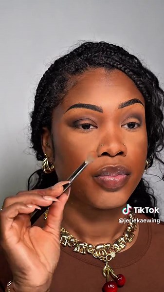 STOP sleeping on easy glam! This eyeshadow look took me LESS than 5 minutes and the blend is giving pro-level 👀. No complicated steps, no 10 brushes just simple, quick, and beginner-friendly. Want to know what palette I used? Drop “LINK” in the comments and I got you 😉 #MakeupForBeginners #EasyGlam #QuickMakeup #EverydayEyeshadow #BeautyTok