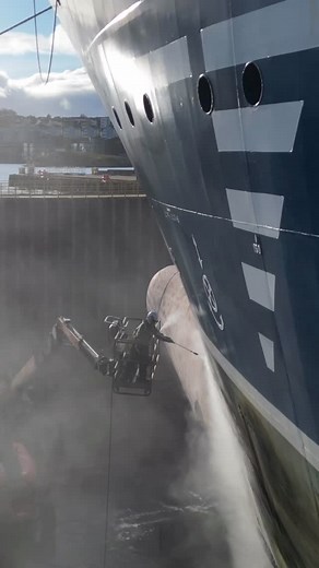 Et fartøy forberedes til å males, mens et annet klargjøres til avgang etter endt opphold hos GMC Yard. 🚢 #GMC #consideritdone #ship #shiprepair #shipyard #verft #docklife #shipdocking #tørrdokk #skipsreparasjon #maritime #vessels | GMC Group