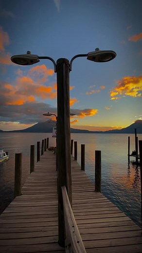 Sumérgete en la belleza del Lago de Atitlán, rodeado por majestuosos volcanes. Disfruta de comodidad y calidez en nuestro hotel. Nuestras habitaciones están diseñadas para proporcionarte el máximo confort. Despierta cada mañana con el sonido de las aves y la brisa fresca de la naturaleza que te rodea. Para los amantes de la aventura, Panajachel ofrece una amplia gama de actividades, desde senderismo en los volcanes circundantes hasta paseos en bote por el lago y visitas a pintorescos pueblos a o